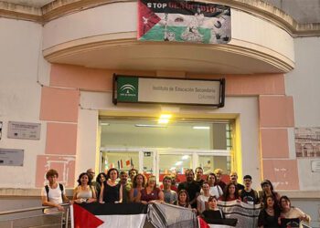 Posado a las puertas del IES Columela / FOTO: Marea Palestina
