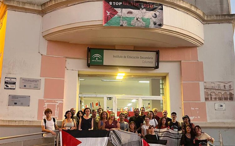 Posado a las puertas del IES Columela / FOTO: Marea Palestina