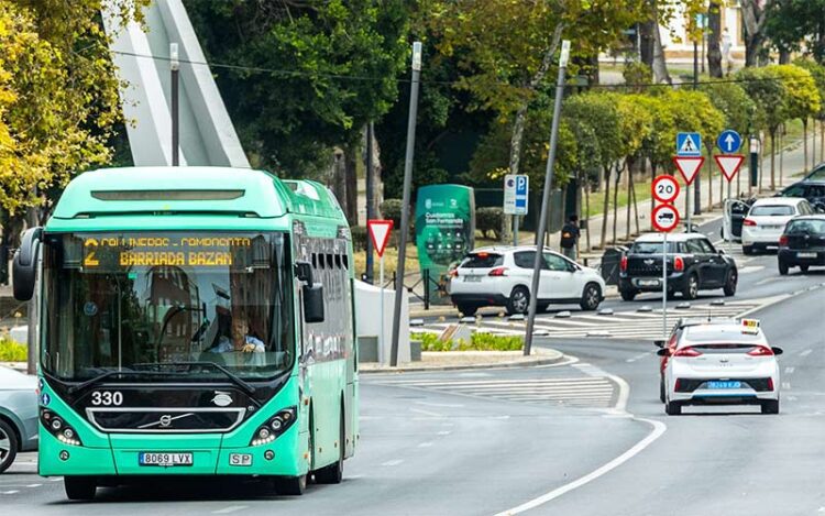 Autobús circulando por León Herrero / FOTO: Ayto.