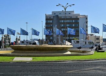 Banderolas promocionando la Regata en la plaza de Sevilla / FOTO: Eulogio García