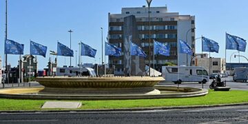 Banderolas promocionando la Regata en la plaza de Sevilla / FOTO: Eulogio García