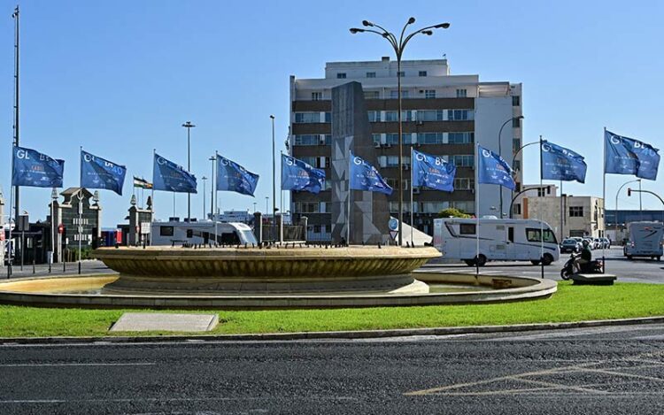 Banderolas promocionando la Regata en la plaza de Sevilla / FOTO: Eulogio García