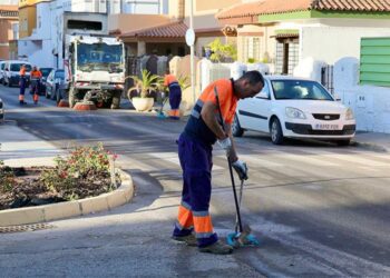 Cuadrilla de limpieza empleándose a fondo / FOTO: Ayto.
