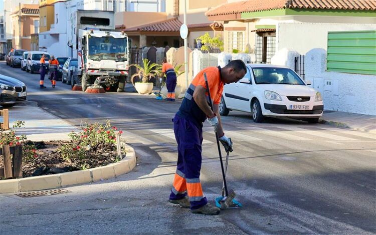 Cuadrilla de limpieza empleándose a fondo / FOTO: Ayto.