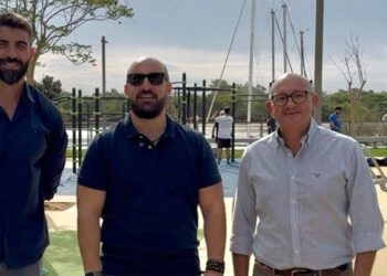 Posado del alcalde del PP junto al nuevo equipamiento / FOTO: Ayto.