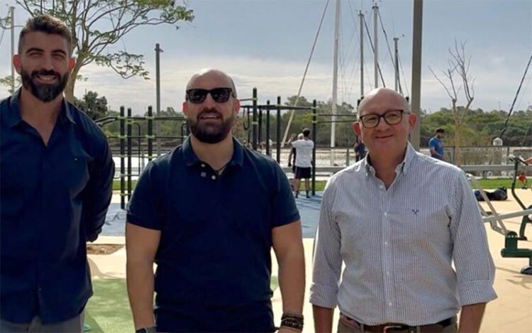 Posado del alcalde del PP junto al nuevo equipamiento / FOTO: Ayto.
