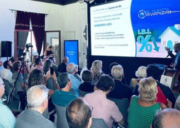 Beardo vendiendo su 'El Puerto Avanza' / FOTO: Ayto.