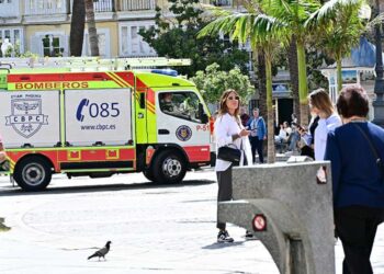 Vehículo del CBPC por el centro de Cádiz tras una intervención / FOTO: Eulogio García