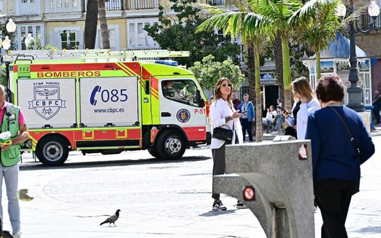 Vehículo del CBPC por el centro de Cádiz tras una intervención / FOTO: Eulogio García