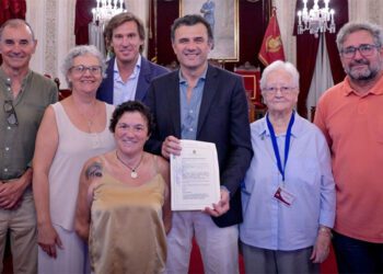Representantes de las entidades beneficiarias con el alcalde y su concejal Pablo Otero / FOTO: Ayto.