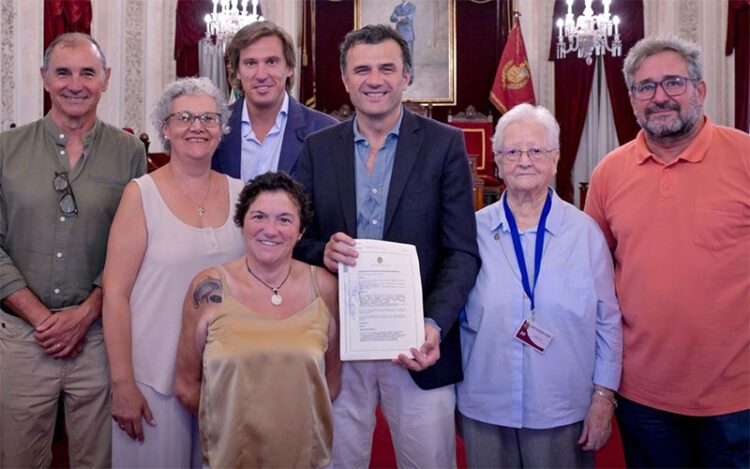 Representantes de las entidades beneficiarias con el alcalde y su concejal Pablo Otero / FOTO: Ayto.