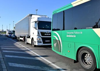 La avenida de Astilleros de Cádiz colapsada / FOTO: Eulogio García