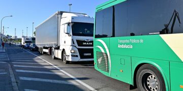 La avenida de Astilleros de Cádiz colapsada / FOTO: Eulogio García