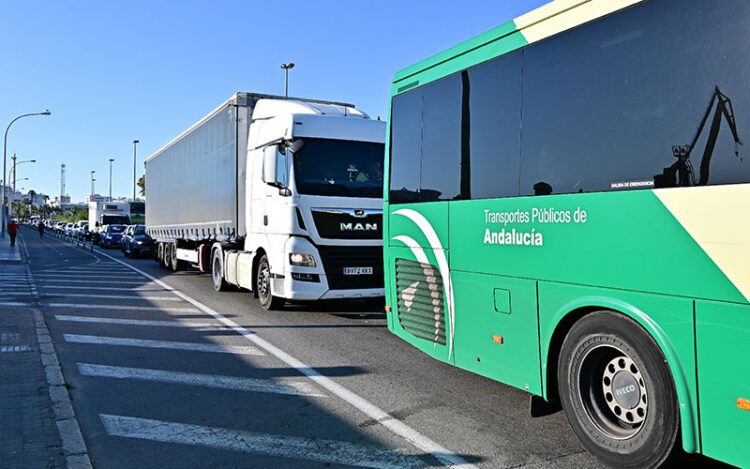 La avenida de Astilleros de Cádiz colapsada / FOTO: Eulogio García