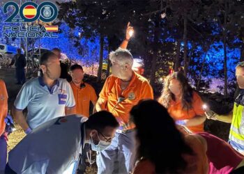 Servicios médicos atendiendo al varón tras los localización / FOTO: Policía Nacional