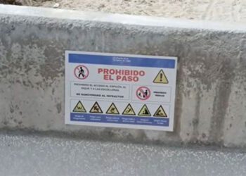 Uno de los carteles en La Puntilla / FOTO: IU