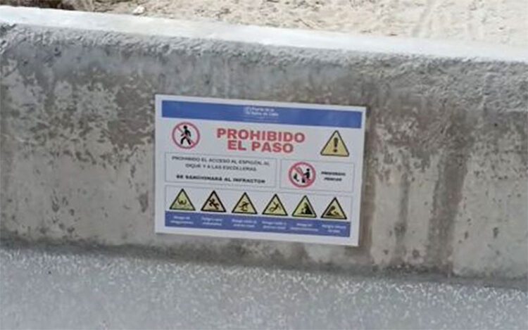 Uno de los carteles en La Puntilla / FOTO: IU