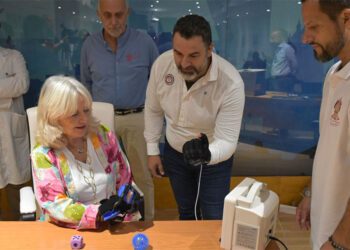 Colombo prueba el guante donado por Mi Princesa Rett / FOTO: Junta