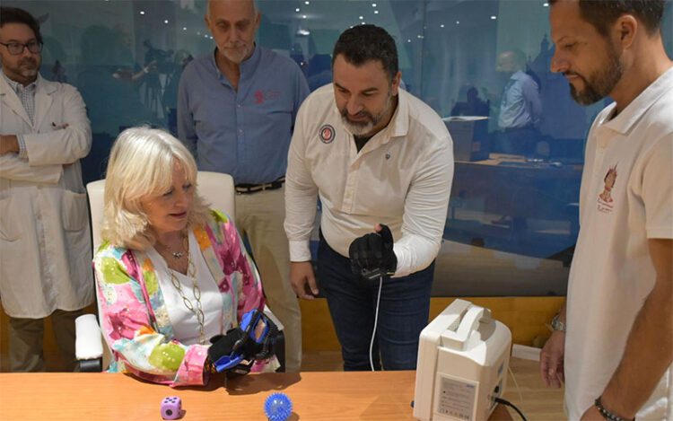 Colombo prueba el guante donado por Mi Princesa Rett / FOTO: Junta