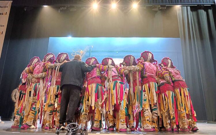 La comparsa de la cantera posando en las tablas del Falla tras uno de sus pases / FOTO: DBC