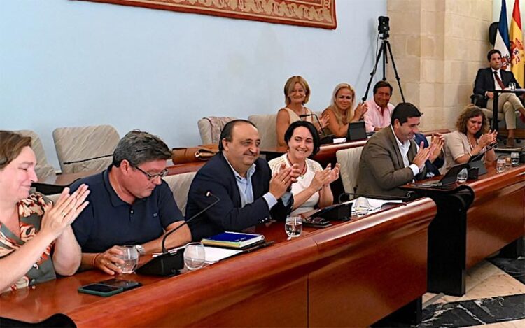 Despedida entre aplausos del Consistorio jerezano / FOTO: Ayto.