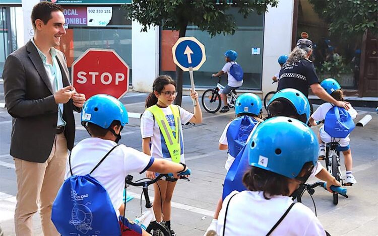 El concejal de Movilidad supervisando una actividad de la Semana Europea de Movilidad / FOTO: Ayto.