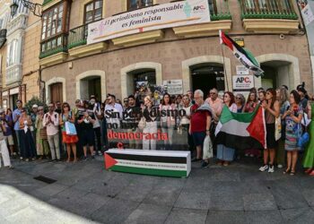 Concentrados a las puertas de la sede de la APC / FOTO: Eulogio García