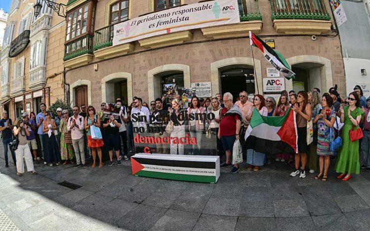 Concentrados a las puertas de la sede de la APC / FOTO: Eulogio García
