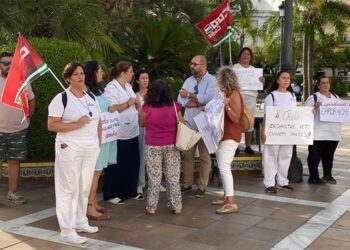 El popular Bello charla con las concentradas en la plaza Isaac Peral / FOTO: Ayto.