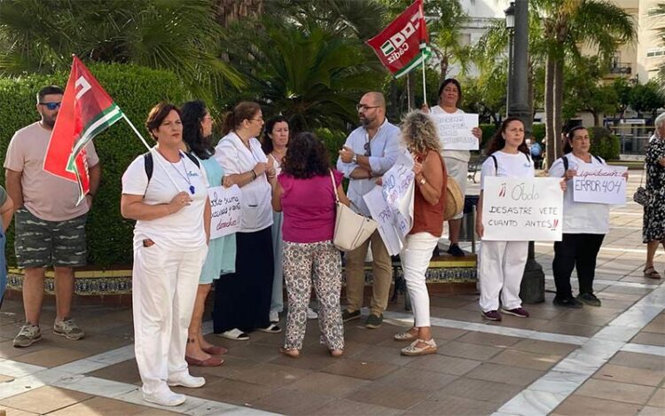 El popular Bello charla con las concentradas en la plaza Isaac Peral / FOTO: Ayto.