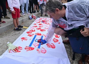 Gesto simbólico durante la protesta en Cádiz / FOTO: Eulogio García
