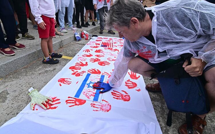 Gesto simbólico durante la protesta en Cádiz / FOTO: Eulogio García