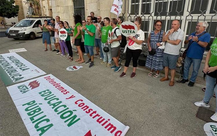 Un momento de la concentración / FOTO: Ustea Cádiz