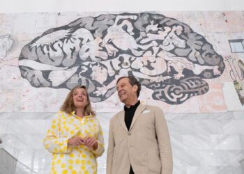 La edil de Cultura y el pintor francés posan con la obra ya colocada / FOTO: Ayto.