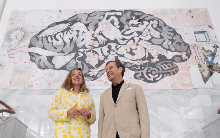 La edil de Cultura y el pintor francés posan con la obra ya colocada / FOTO: Ayto.