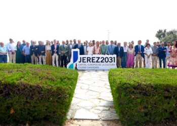 Posado con todos los asistentes al encuentro junto al logo de la candidatura / FOTO: Diputación