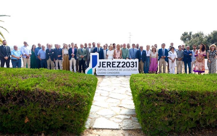 Posado con todos los asistentes al encuentro junto al logo de la candidatura / FOTO: Diputación