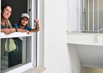 Una de las familias curioseando su nuevo hogar / FOTO: Eulogio García