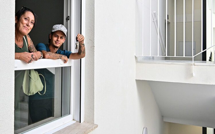 Una de las familias curioseando su nuevo hogar / FOTO: Eulogio García