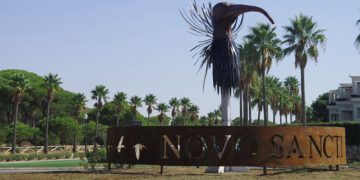 La escultura a la entrada del Novo / FOTO: Ayto.