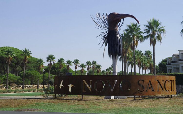 La escultura a la entrada del Novo / FOTO: Ayto.