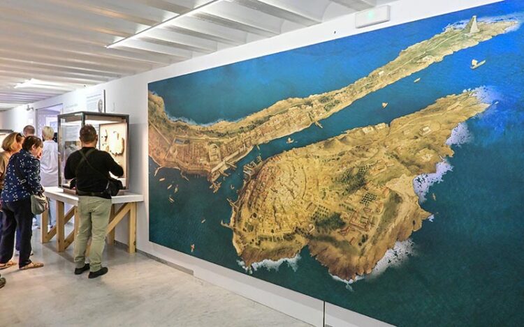 Uno de los grandes paneles en la Casa Pinillos / FOTO: Eulogio García