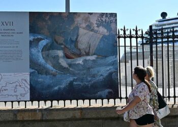 Curioseando uno de los paneles de la muestra / FOTO: Eulogio García
