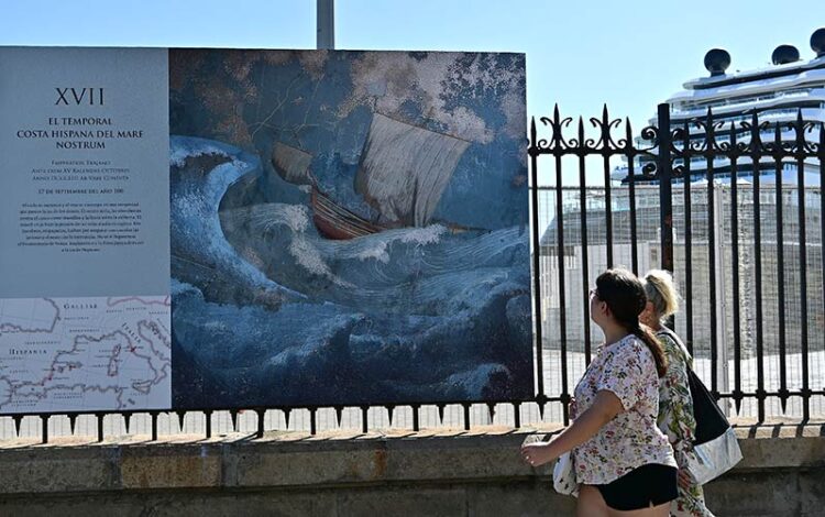 Curioseando uno de los paneles de la muestra / FOTO: Eulogio García