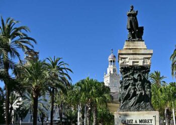 San Juan de Dios con el Ayuntamiento al fondo / FOTO: Eulogio García