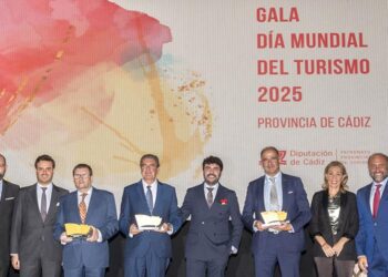 Posado con los premiados / FOTO: Diputación