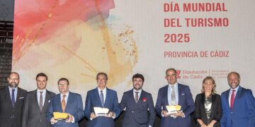 Posado con los premiados / FOTO: Diputación