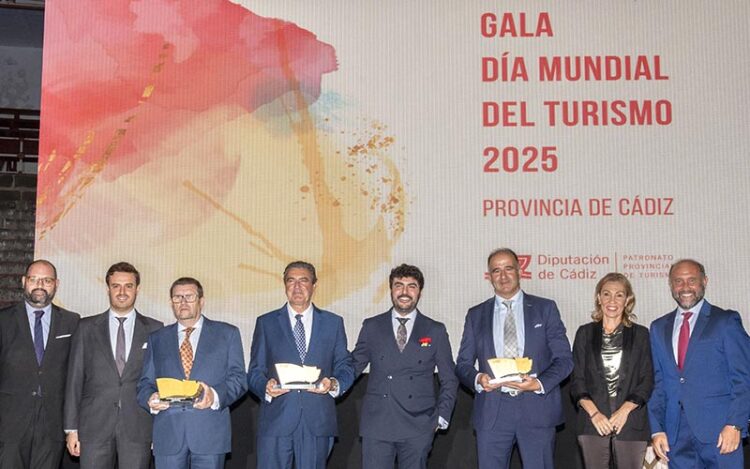 Posado con los premiados / FOTO: Diputación