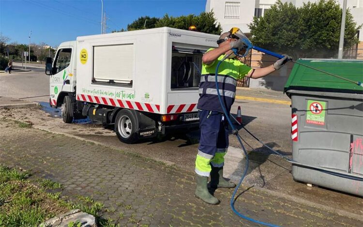 Operario de GEN limpiando contenedores / FOTO: Ayto.