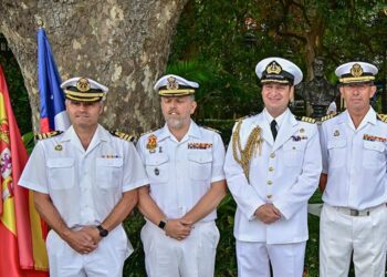 Militares chilenos con el busto a su espalda / FOTO: Eulogio García